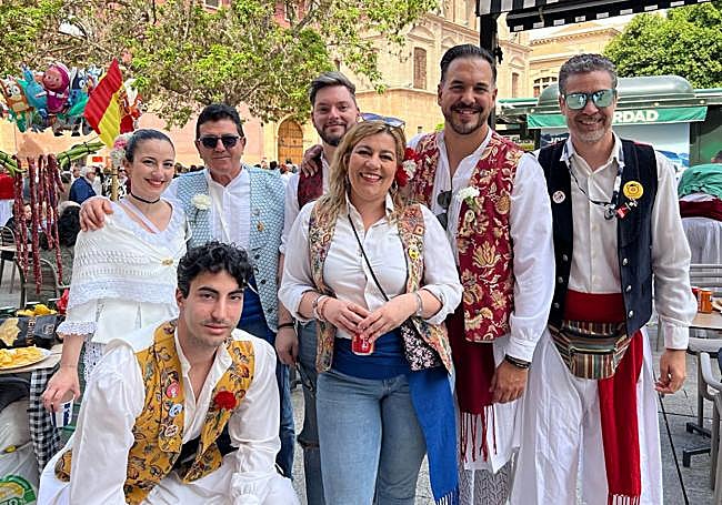 Carmen, en el centro, de Ciudad Real, junto a sus amigos murcianos.
