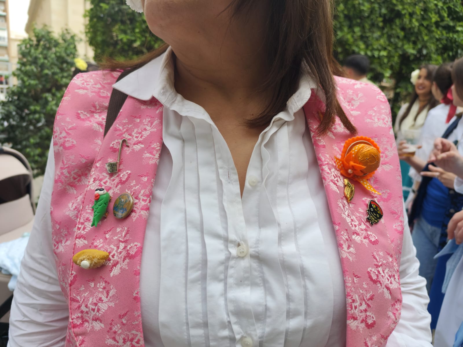 El humor también está presente en la decoración de los chalecos. Este es el caso de María, cuyo pin favorito es una mona con un huevo. 