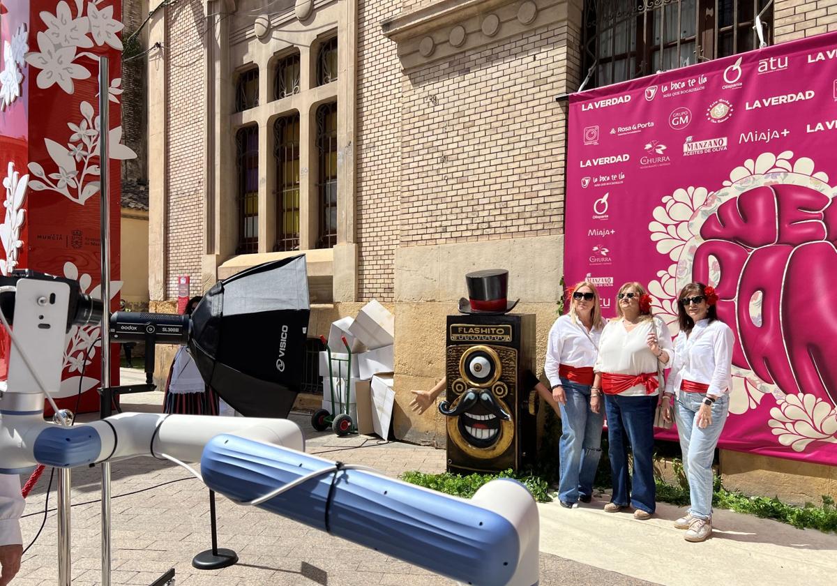Tres murcianas disfrutan en el Bando de la Huerta con el 'Glambot' de La Verdad y Photoflash Events.