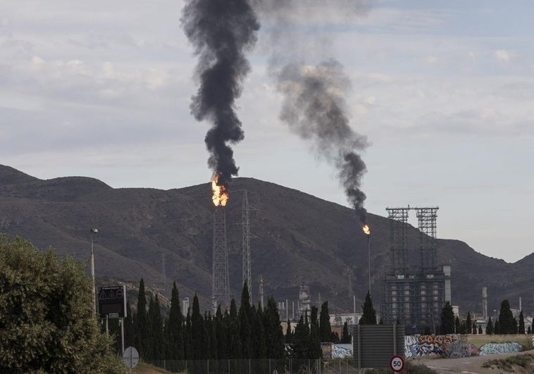 Columnas de humo procedentes de la quemas en las chimeneas de la refinería de Repsol, este martes por la tarde.