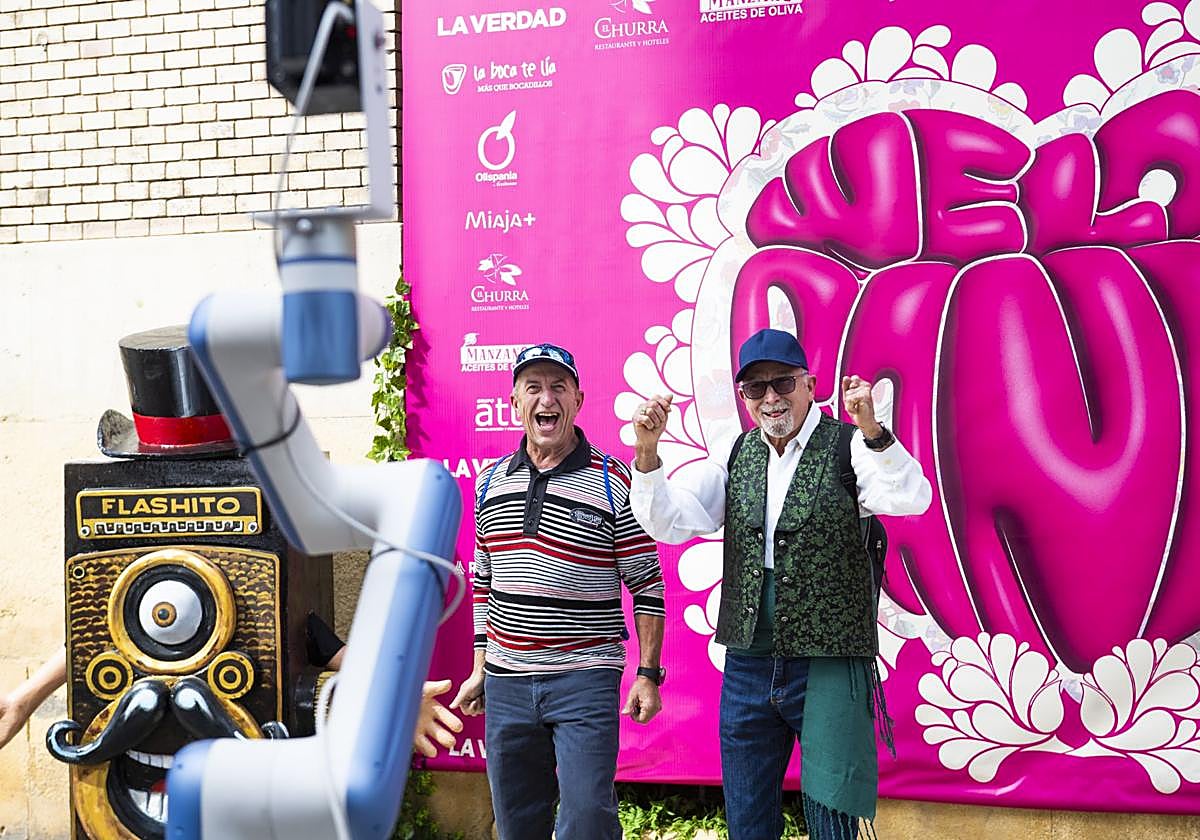 El &#039;Glambot&#039; de LA VERDAD y Photoflash Events en el Bando de la Huerta, en imágenes