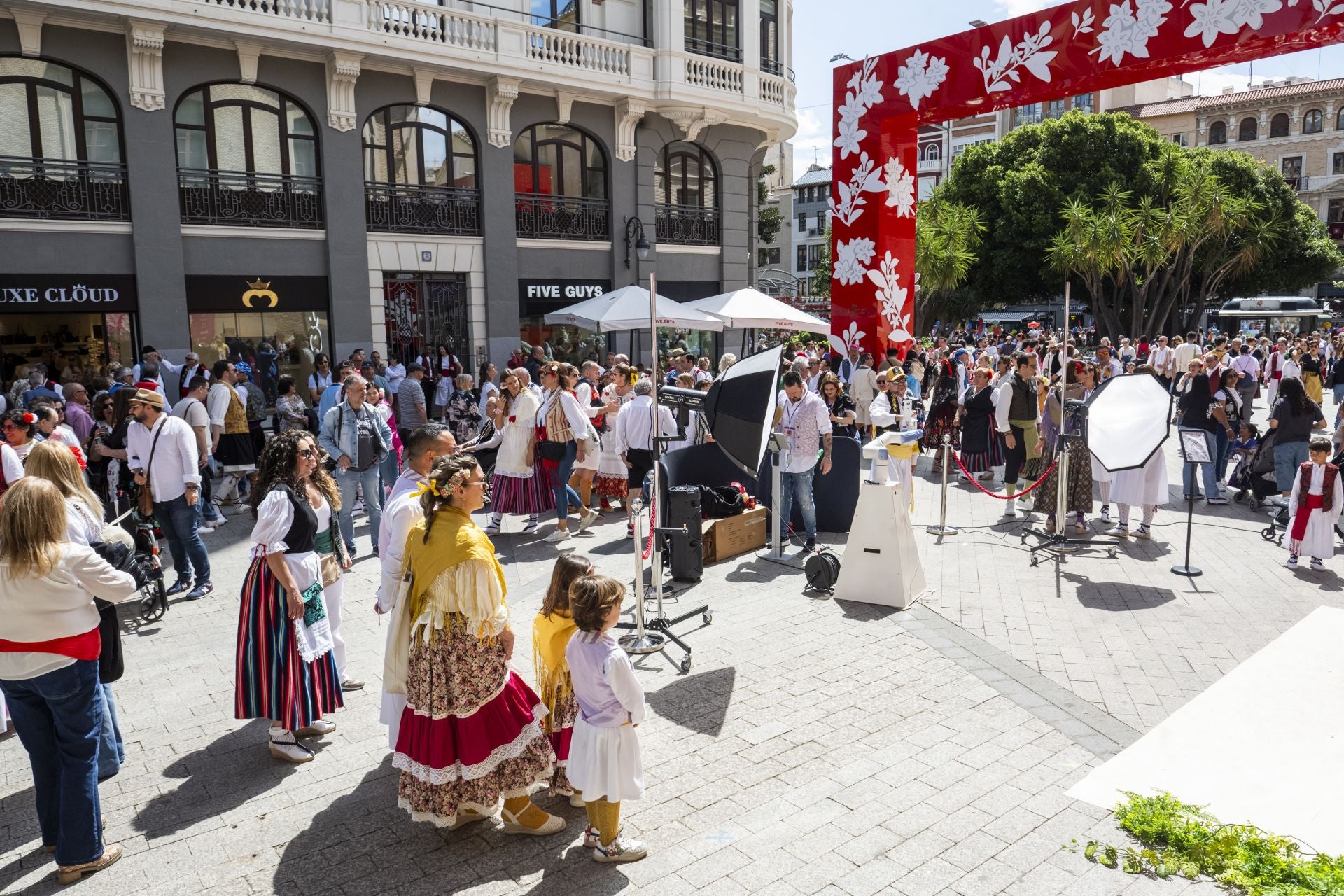 El &#039;Glambot&#039; de LA VERDAD y Photoflash Events en el Bando de la Huerta, en imágenes