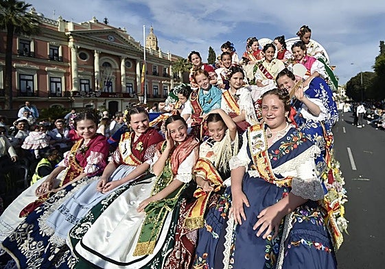 Carroza de la Reina Infantil, durante el desfile del Bando de la Huerta.