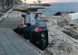 Vehículo accidentado esta mañana en las rocas del paseo marítimo de Torrevieja