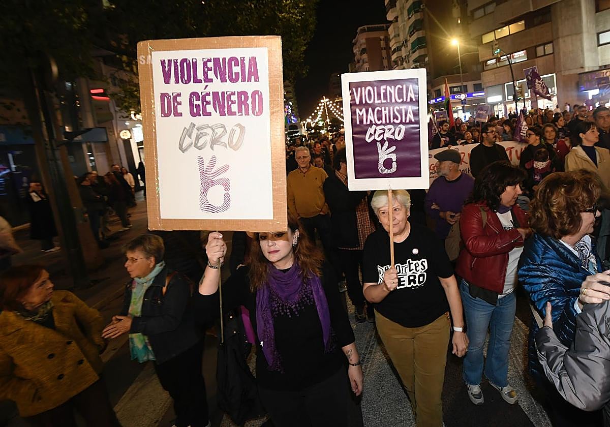 Dos mujeres portan carteleres contra la violencia de género durante la protesta del 25 de noviembre de 2024.