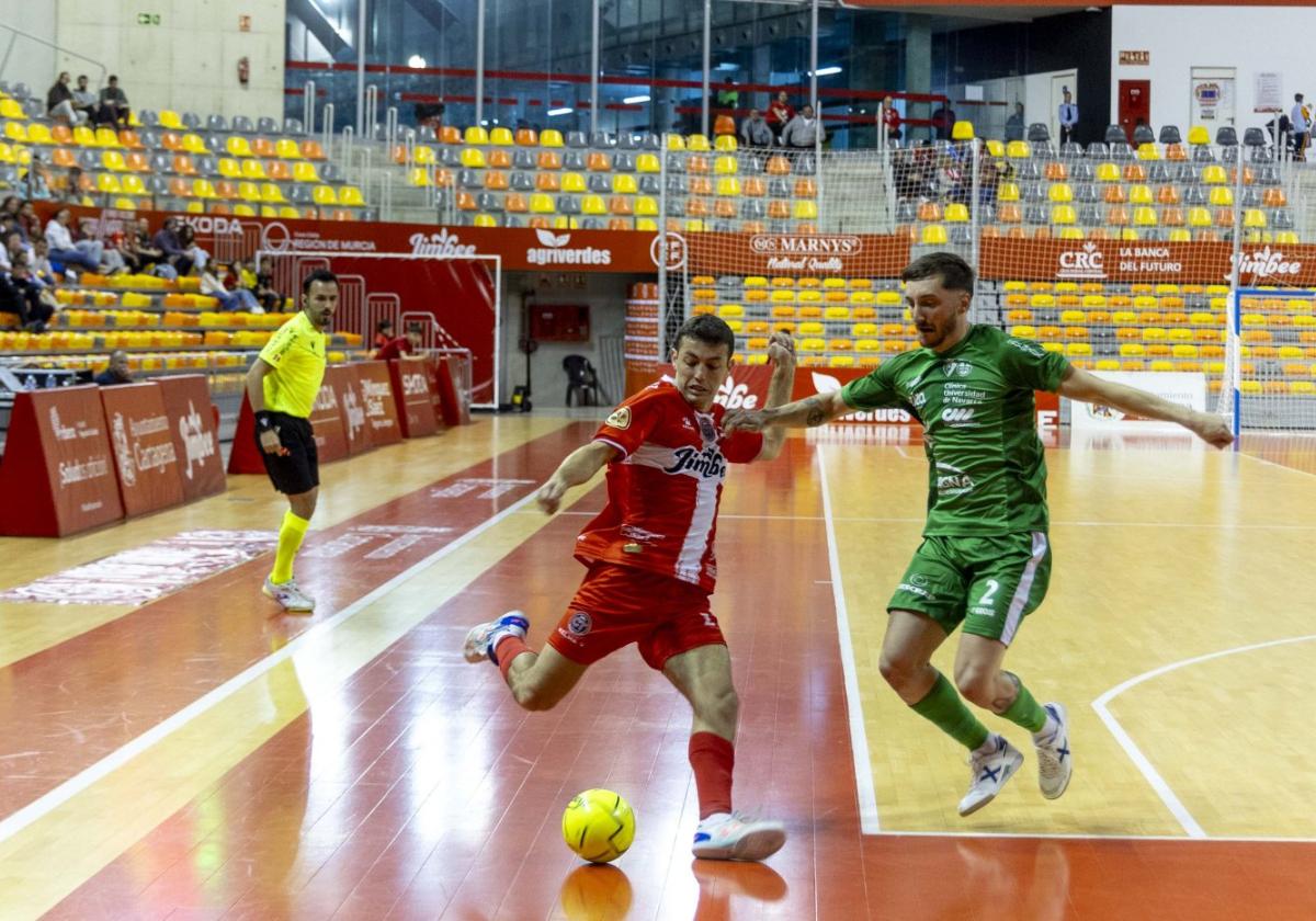 El ala Gon Castejón apura por el costado presionado por Geraghty, del Xota, anoche.