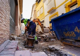 Trabajos de renovación integral en la calle Vicente Ruiz Llamas, ayer.