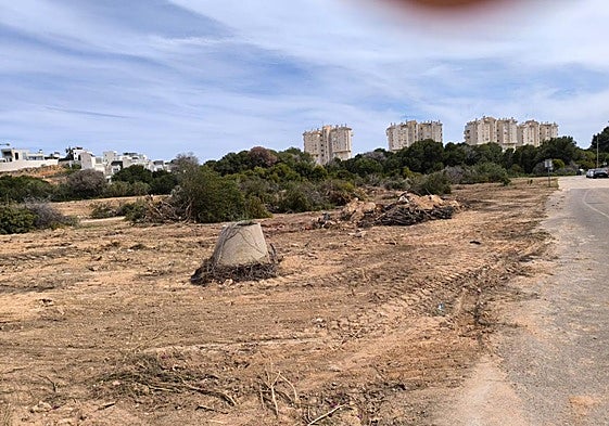 Parcela en la que se proyectan 64 adosados junto al cauce de la rambla del río Nacimiento en Campoamor.