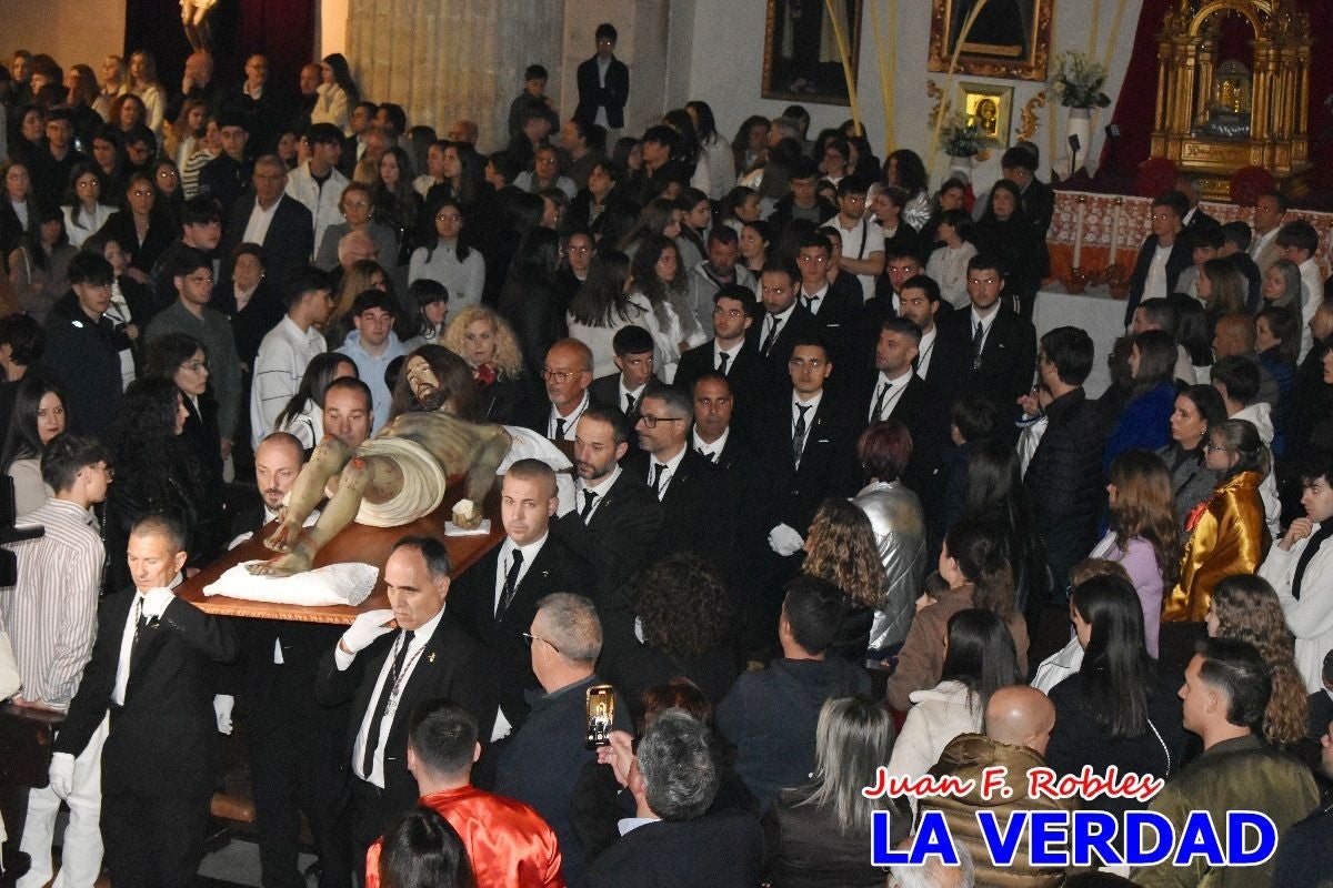«La Soledad» acompaña hasta su capilla al «Cristo Yacente» en Caravaca de la Cruz