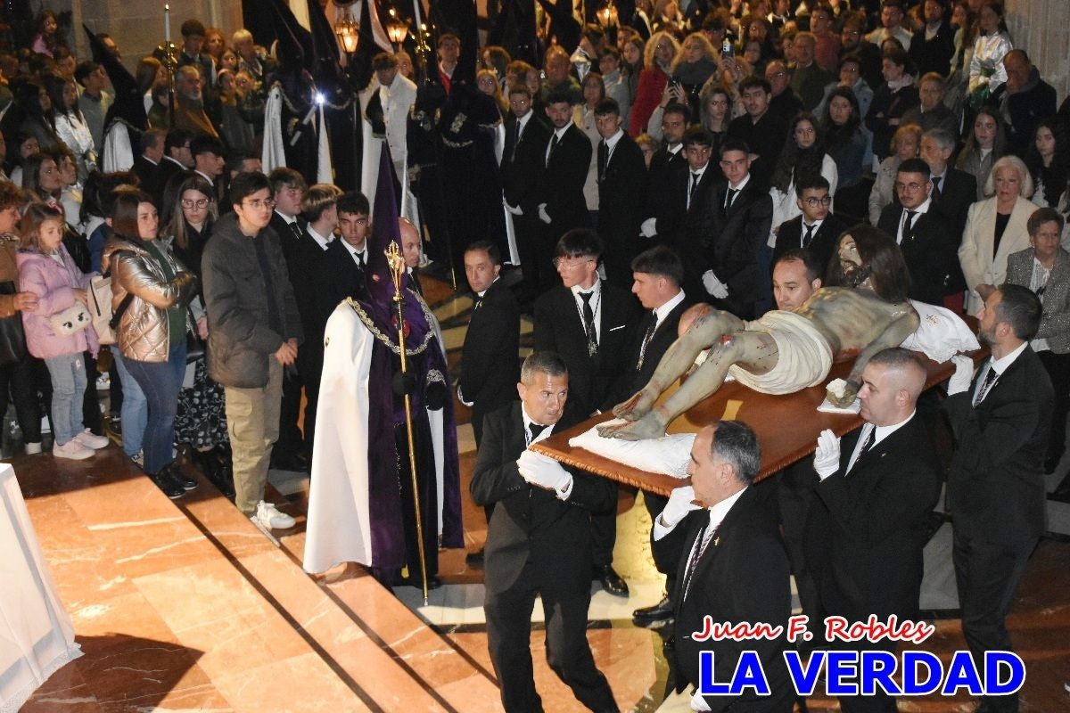 «La Soledad» acompaña hasta su capilla al «Cristo Yacente» en Caravaca de la Cruz