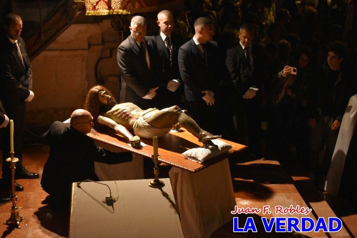 «La Soledad» acompaña hasta su capilla al «Cristo Yacente» en Caravaca de la Cruz