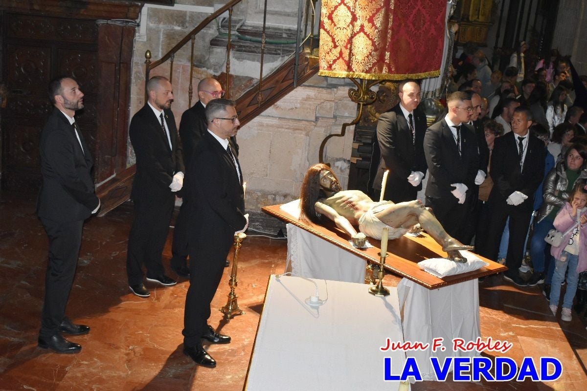 «La Soledad» acompaña hasta su capilla al «Cristo Yacente» en Caravaca de la Cruz