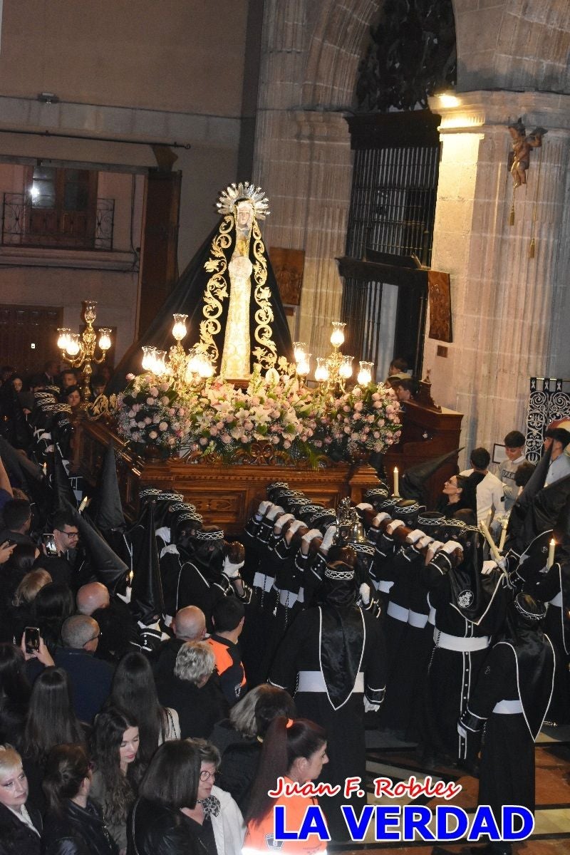 «La Soledad» acompaña hasta su capilla al «Cristo Yacente» en Caravaca de la Cruz