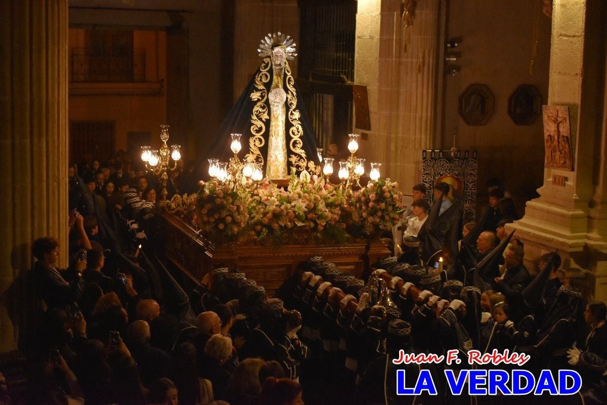 «La Soledad» acompaña hasta su capilla al «Cristo Yacente» en Caravaca de la Cruz