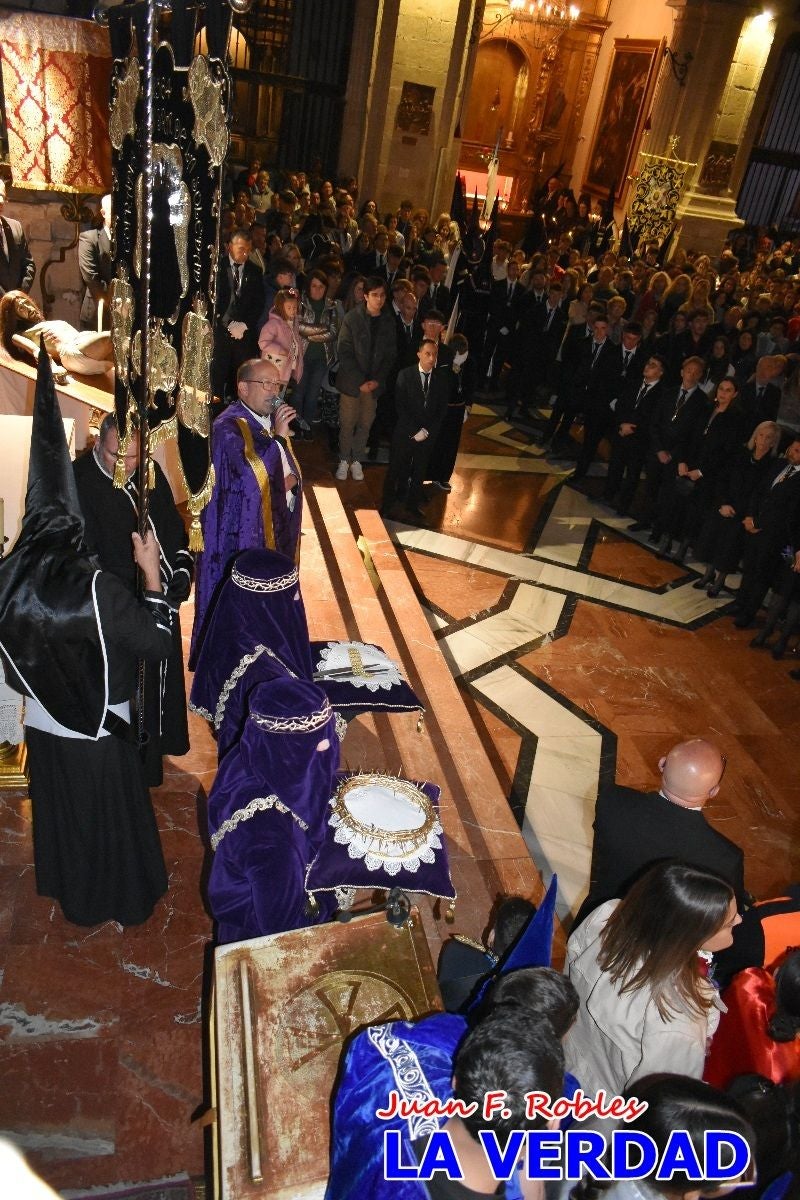 «La Soledad» acompaña hasta su capilla al «Cristo Yacente» en Caravaca de la Cruz