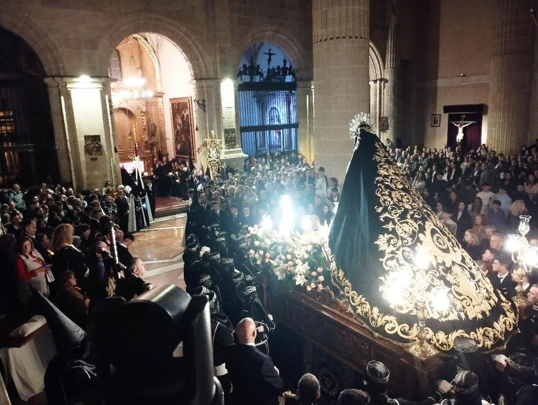 «La Soledad» acompaña hasta su capilla al «Cristo Yacente» en Caravaca de la Cruz