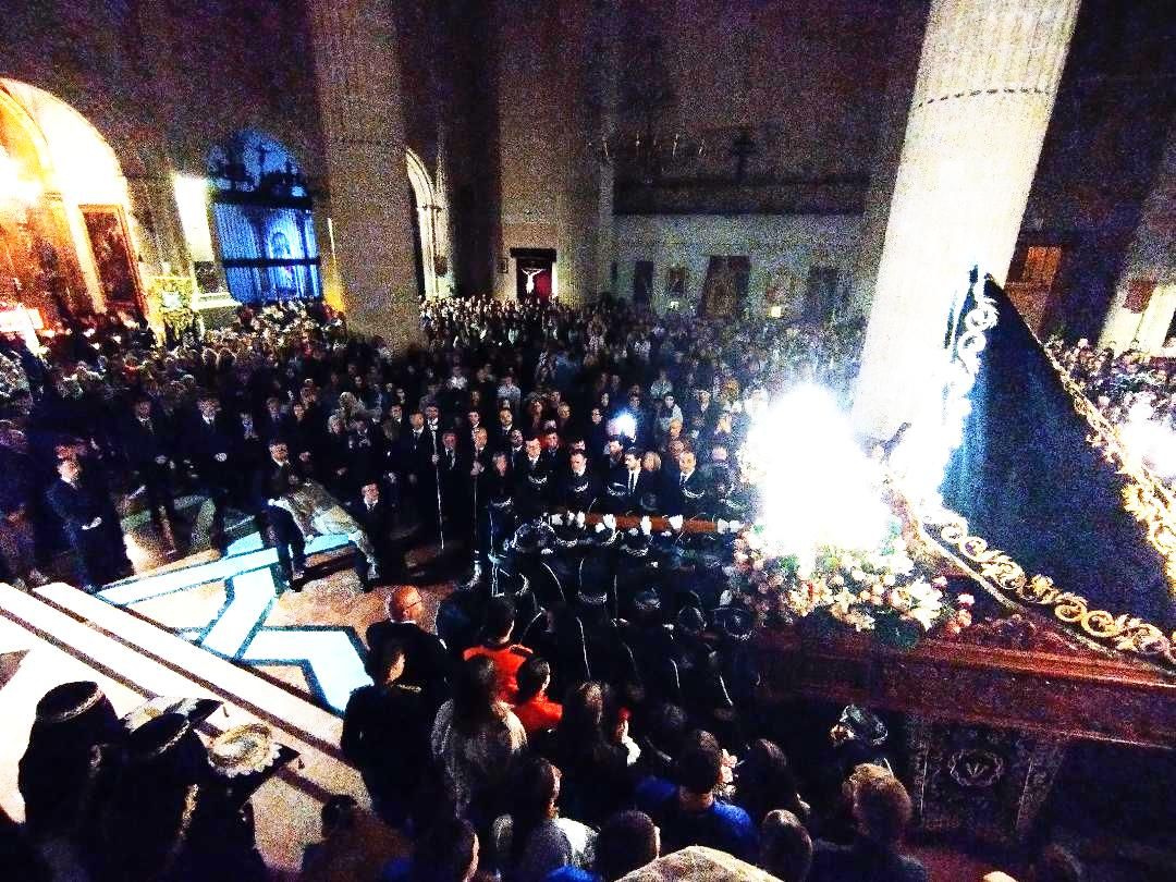 «La Soledad» acompaña hasta su capilla al «Cristo Yacente» en Caravaca de la Cruz