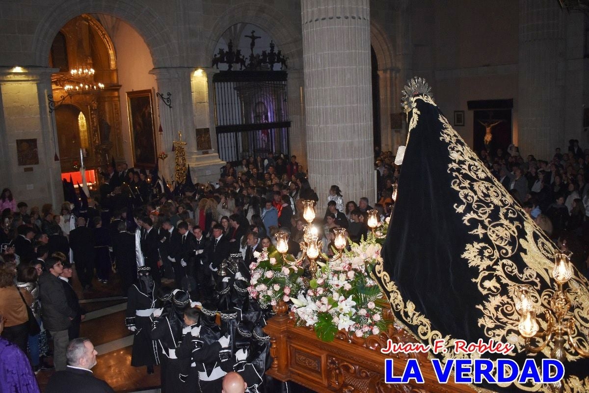 «La Soledad» acompaña hasta su capilla al «Cristo Yacente» en Caravaca de la Cruz