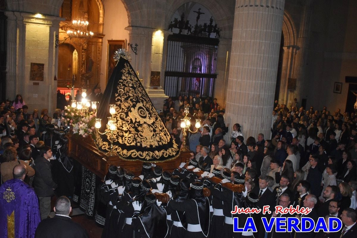 «La Soledad» acompaña hasta su capilla al «Cristo Yacente» en Caravaca de la Cruz