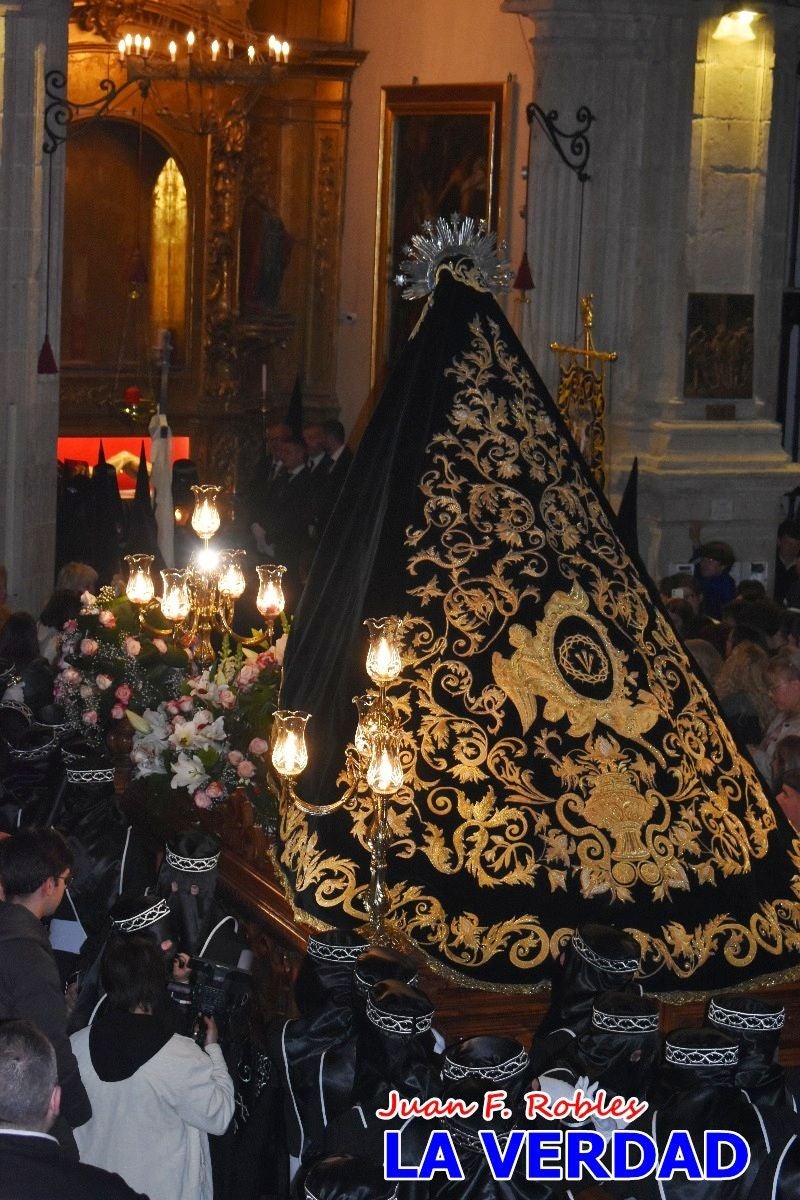 «La Soledad» acompaña hasta su capilla al «Cristo Yacente» en Caravaca de la Cruz