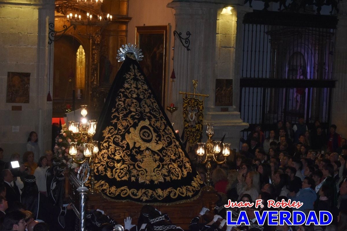 «La Soledad» acompaña hasta su capilla al «Cristo Yacente» en Caravaca de la Cruz