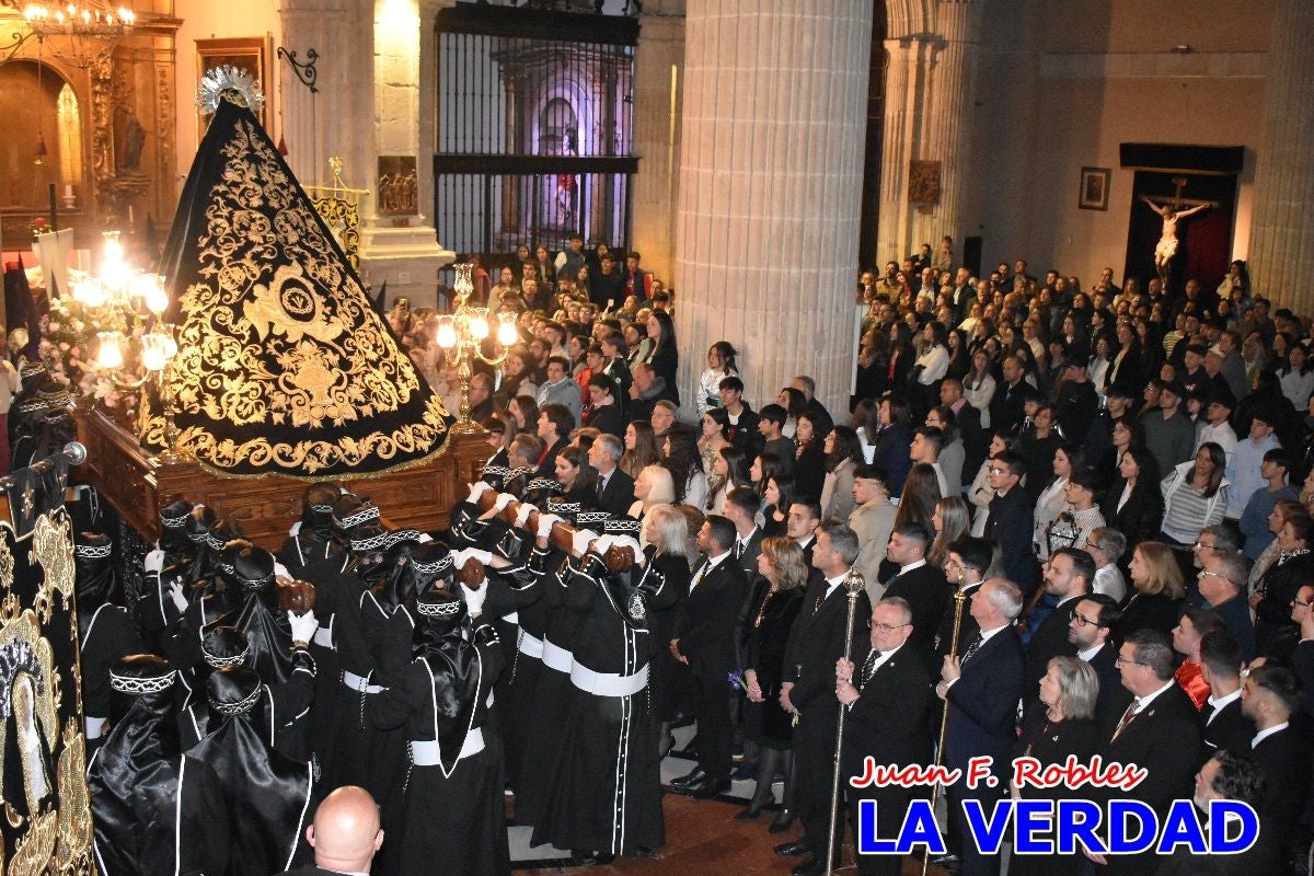 «La Soledad» acompaña hasta su capilla al «Cristo Yacente» en Caravaca de la Cruz