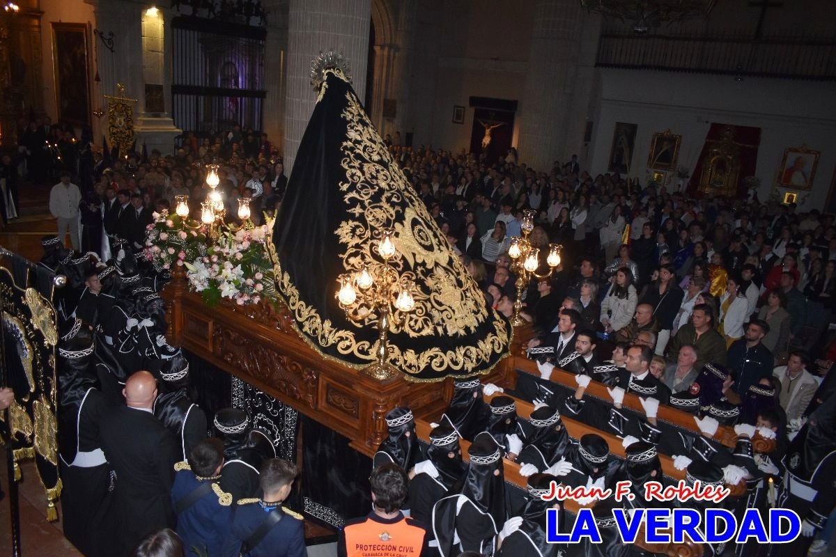 «La Soledad» acompaña hasta su capilla al «Cristo Yacente» en Caravaca de la Cruz