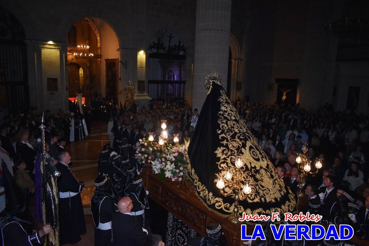 «La Soledad» acompaña hasta su capilla al «Cristo Yacente» en Caravaca de la Cruz