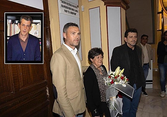 El alcalde de Caravaca junto a los familiares más directos de Francisco Fernández (imagen en el recuadro de la parte superior izquierda).