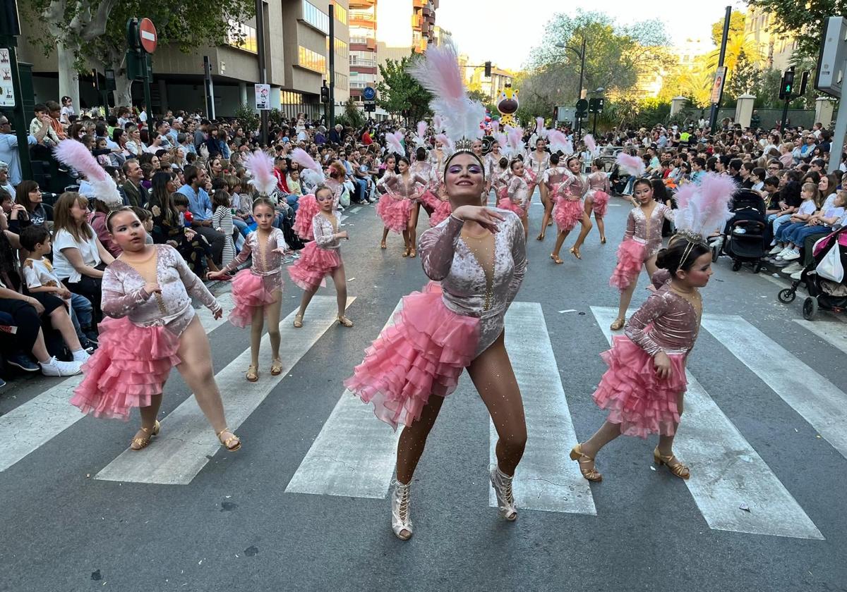 Sardinillas y chirretes nadan por las calles de murcia en el primer desfile sardinero | la verdad