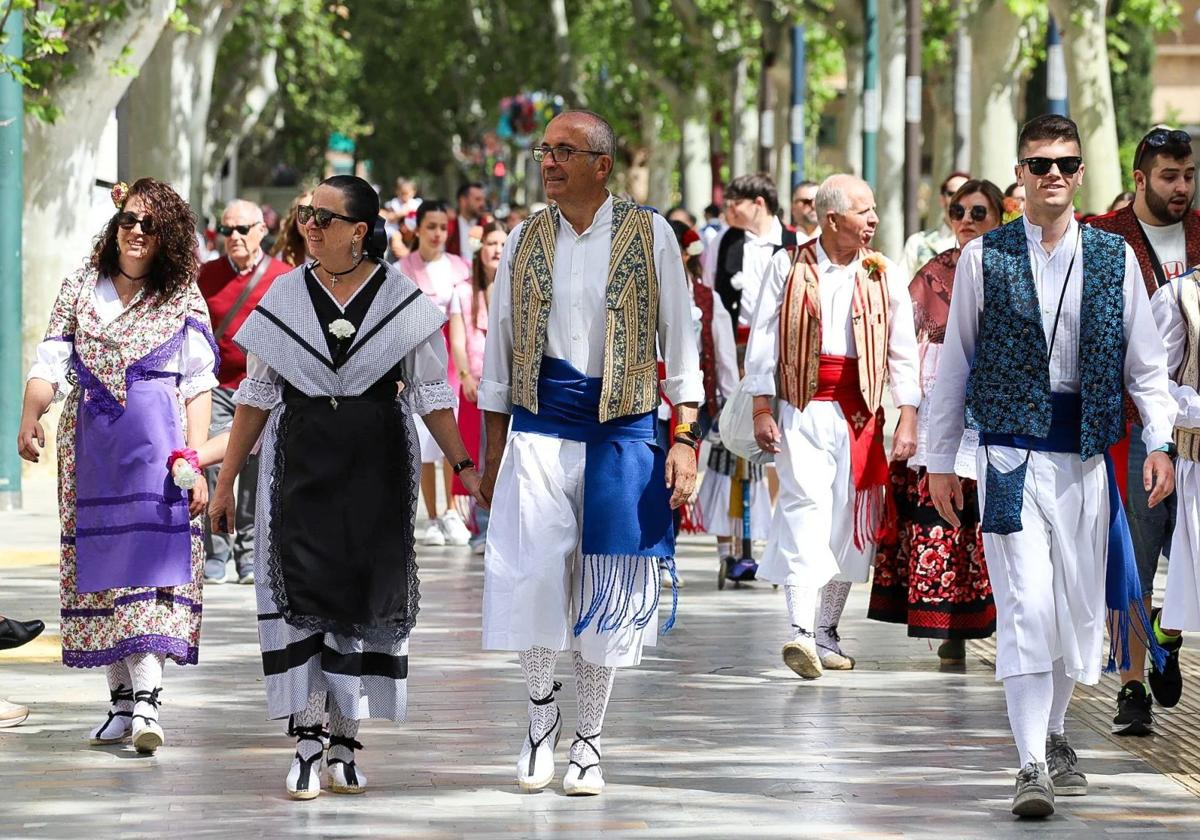 Grupos de amigos y familiares en el Bando de la Huerta de 2025.