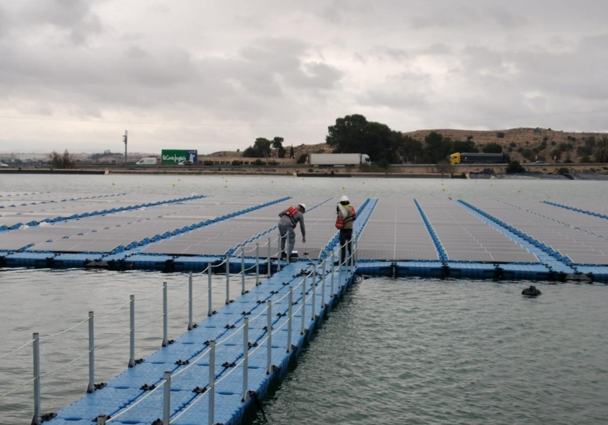 La potabilizadora de Contraparada, en Murcia, se llena de placas solares flotantes