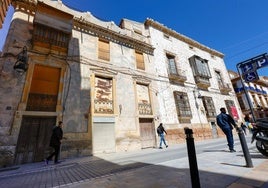 Fachada de la Casa de los Guevara y de la edificación adosada que pretende adquirir el Consistorio.