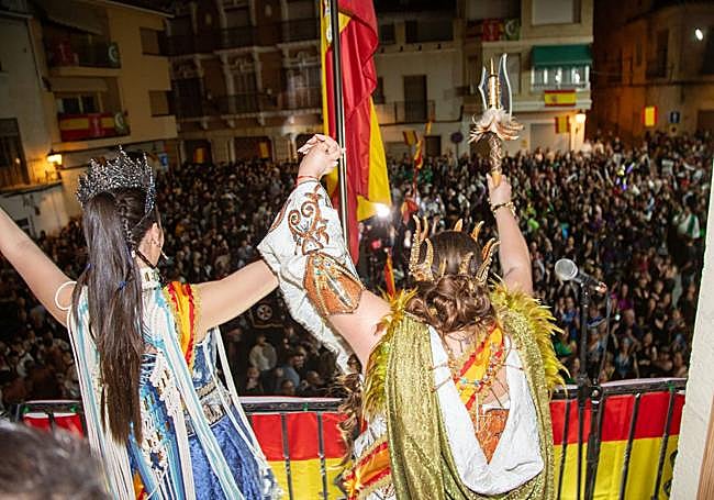 Las reinas Mora y Cristiana del pasado año saludan a los abanilleros.