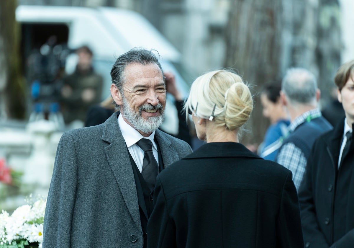 Ginés García Millán y Belén Rueda en el rodaje de 'Cada día nace un listo'.