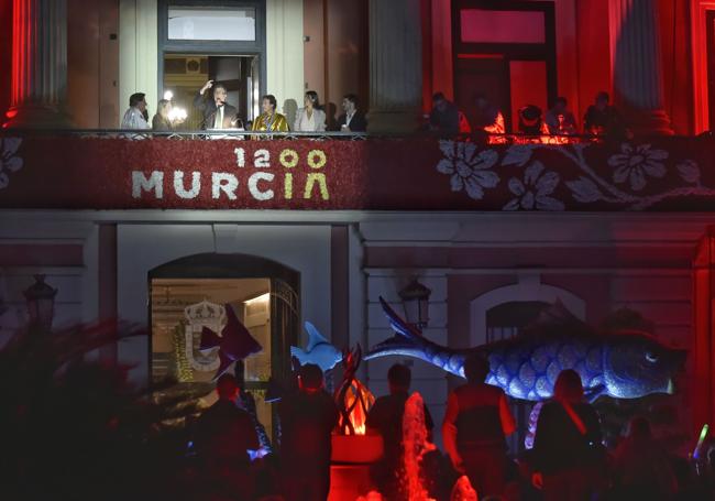 La Sardina pasó de las manos de la alcaldesa de Cehegín a las Ballesta, que la entregó a su vez a los sardineros