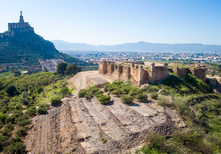 Al fondo, el Castillo de Monteagudo, y, en primer plano, el Castillejo, tras su restauración.