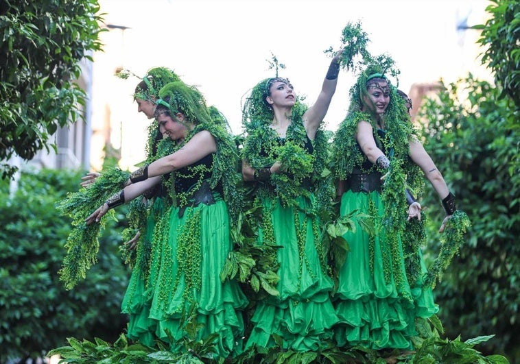 Una de las carrozas del desfile de la Batalla de las Flores de Murcia, este jueves.