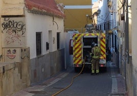 Un bombero, en el lugar del suceso.