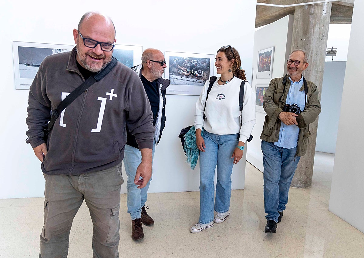 Imagen secundaria 1 - Tres instantes de la visita de la alcaldesa Arroyo a la exposición en el Luzzy.