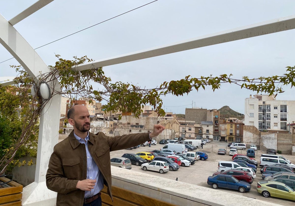Ponce indica los terrenos donde se construirá el centro de salud de San Cristóbal, destinados actualmente a aparcamiento público.