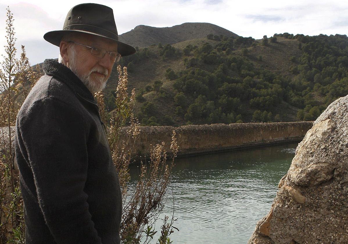 Domingo Jiménez Beltrán, en la balsa de la finca de Chuecos, en Águilas.