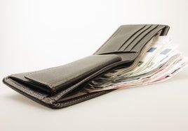 Una cartera cargada de billetes.