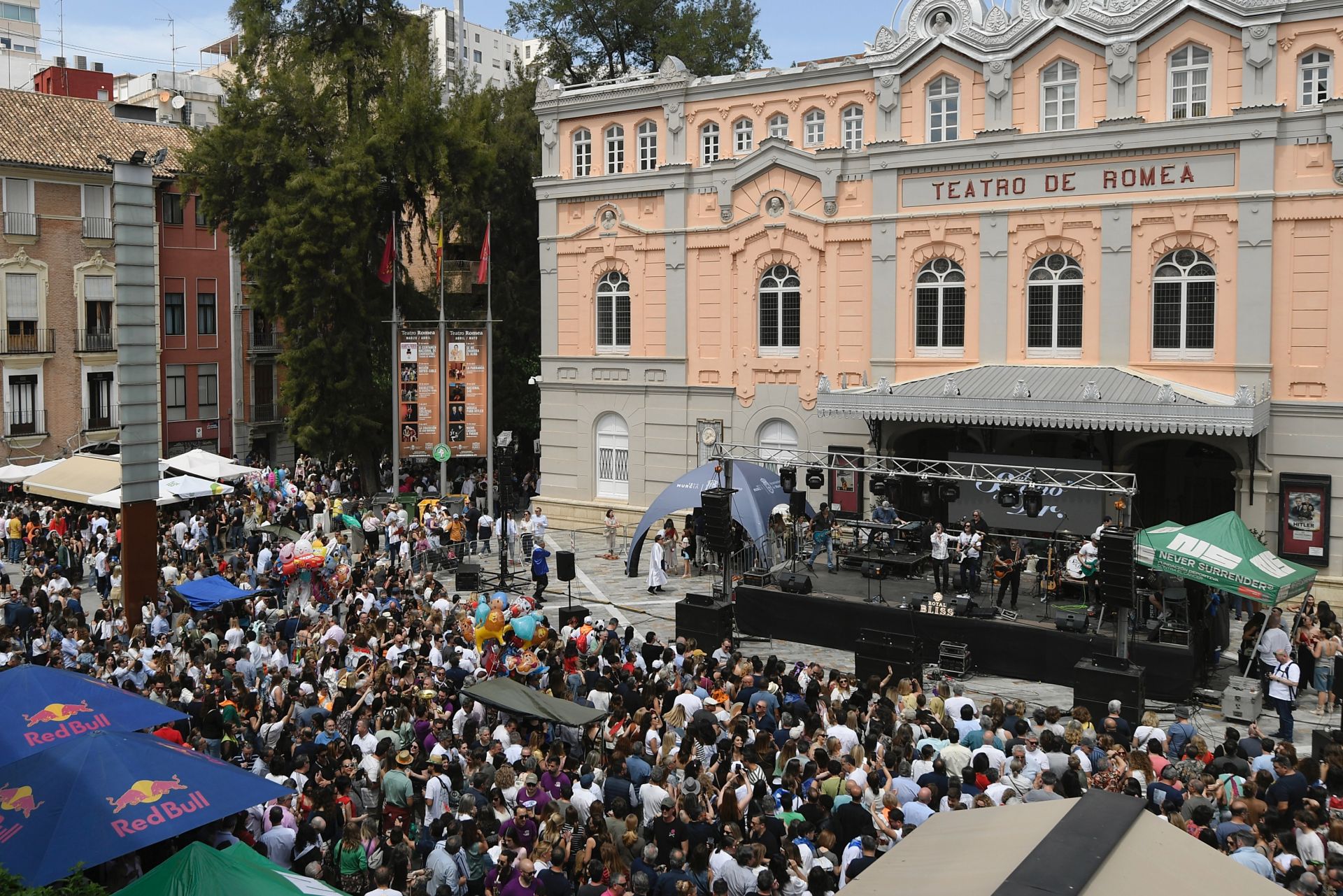 El ambiente durante los conciertos en la plaza Julián Romea, en imágenes