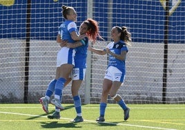 Astrid Álvarez abraza a Raquel Pinel, tras marcar la segunda un gol en el duelo ante el Baleares.