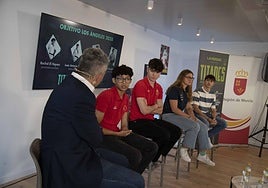 El jefe de Deportes de LA VERDAD, Francisco J. Moya, dirigiendo la charla con Rachid El Hayani, Juan Antonio Milán, María Ángeles Macián y Abel Torreblanca.