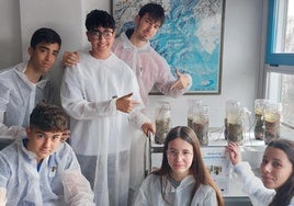 Alumnos del instituto Vicente Medina de Archena, en el laboratorio del centro educativo.