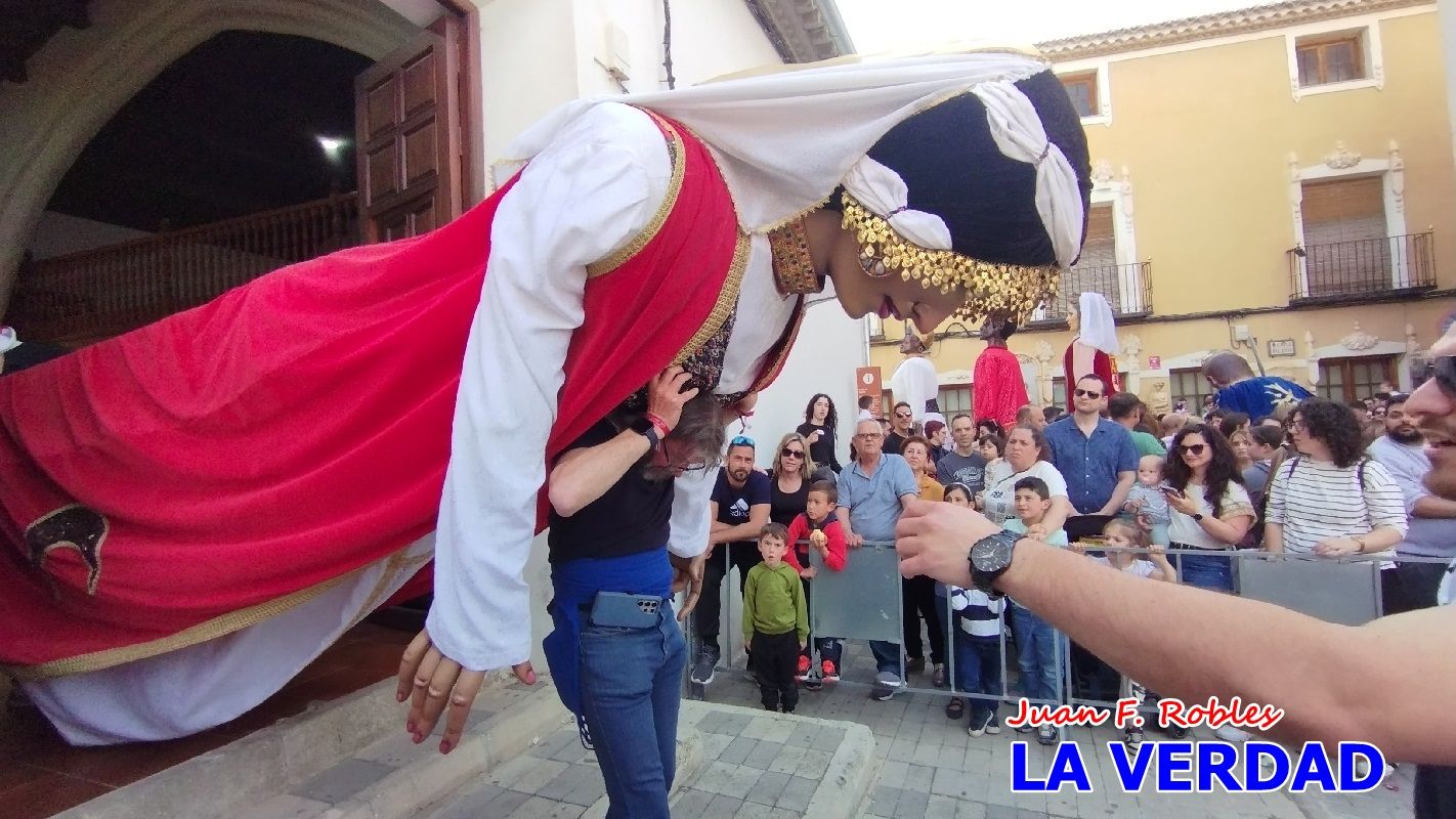 Imágenes del primer pasacalles de Gigantes y Cabezudos en Caravaca de la Cruz