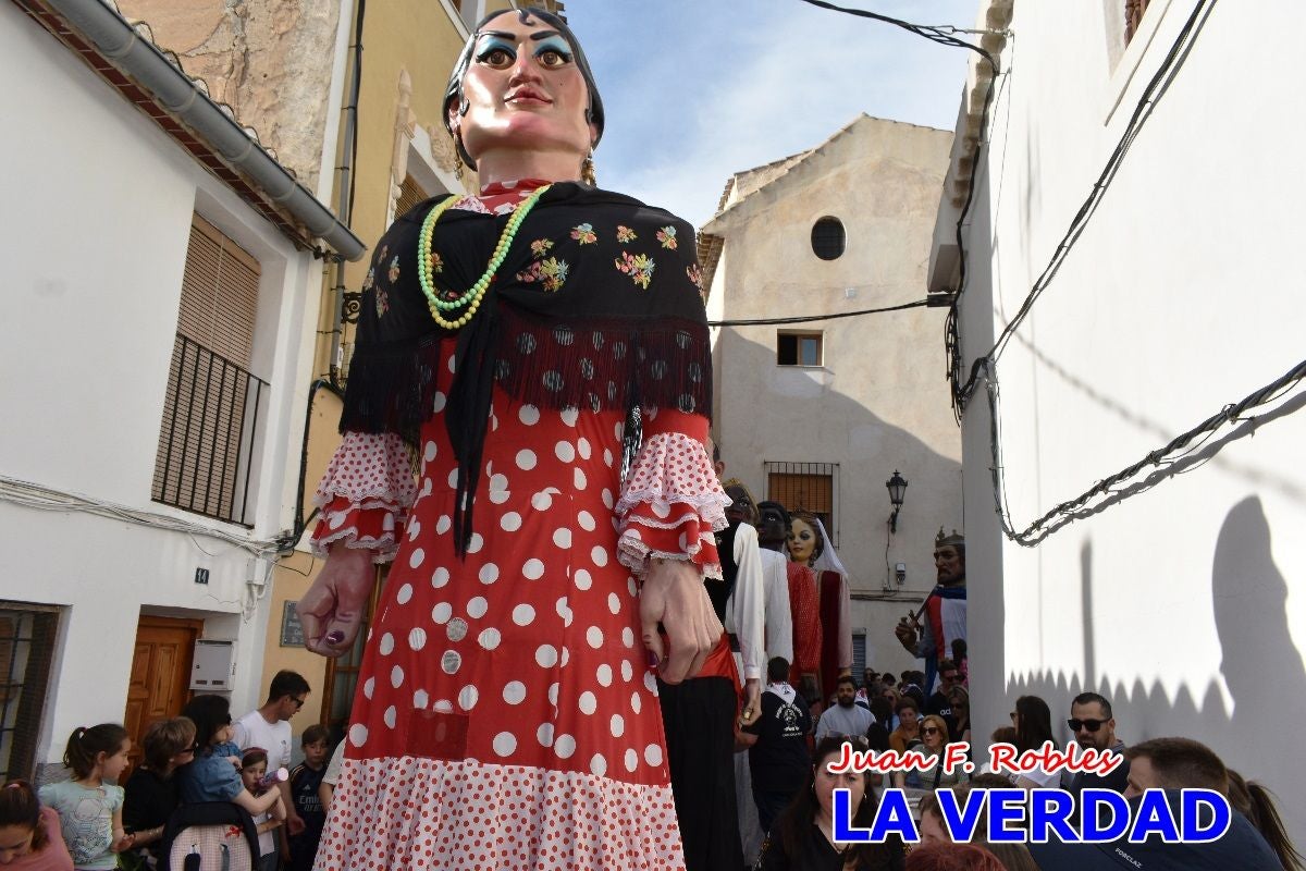 Imágenes del primer pasacalles de Gigantes y Cabezudos en Caravaca de la Cruz