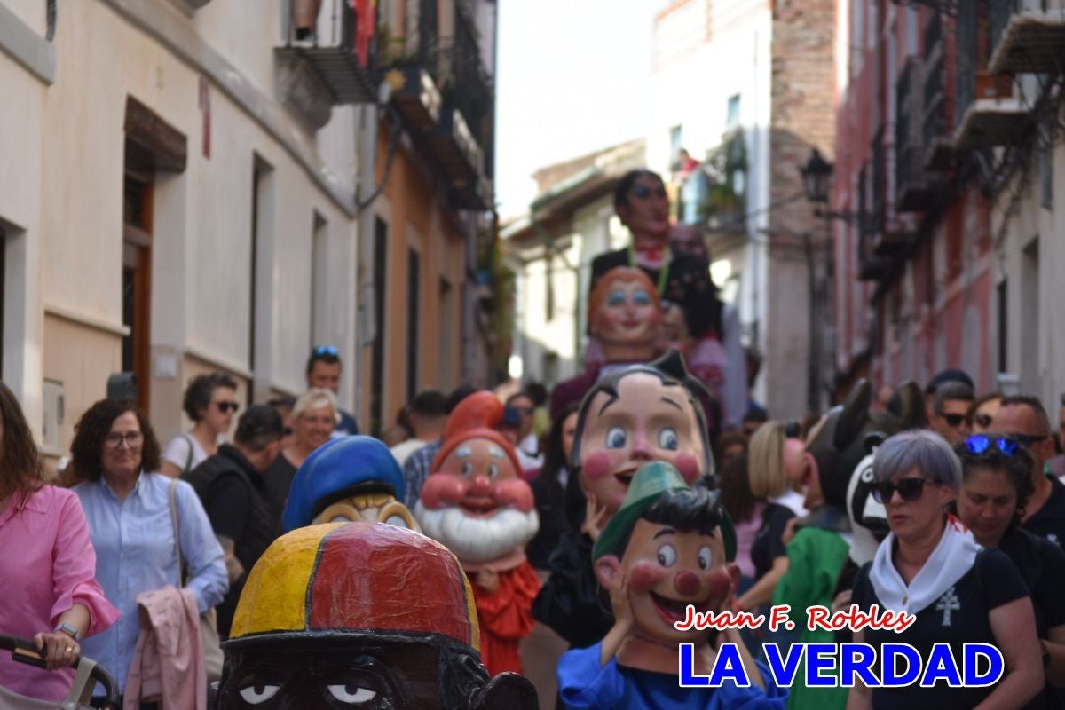 Imágenes del primer pasacalles de Gigantes y Cabezudos en Caravaca de la Cruz
